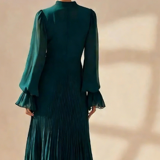 Dámske midi šaty s výstrihom a volánikmi