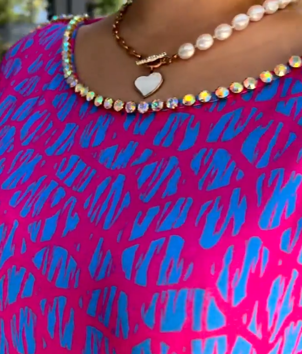 Módne šaty vo väčších veľkostiach s potlačou