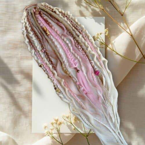 Rýchlo sa opotrebujúci festivalový účes s dredmi a konským chvostom