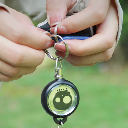 🔑 KÚPTE 1 A ZÍSKAJTE 1 ZADARMO! 🌀 Odolný navíjací prívesok na kľúče – odolný kábel, kompaktný dizajn a bezpečné puzdro na kľúče a karty 💳